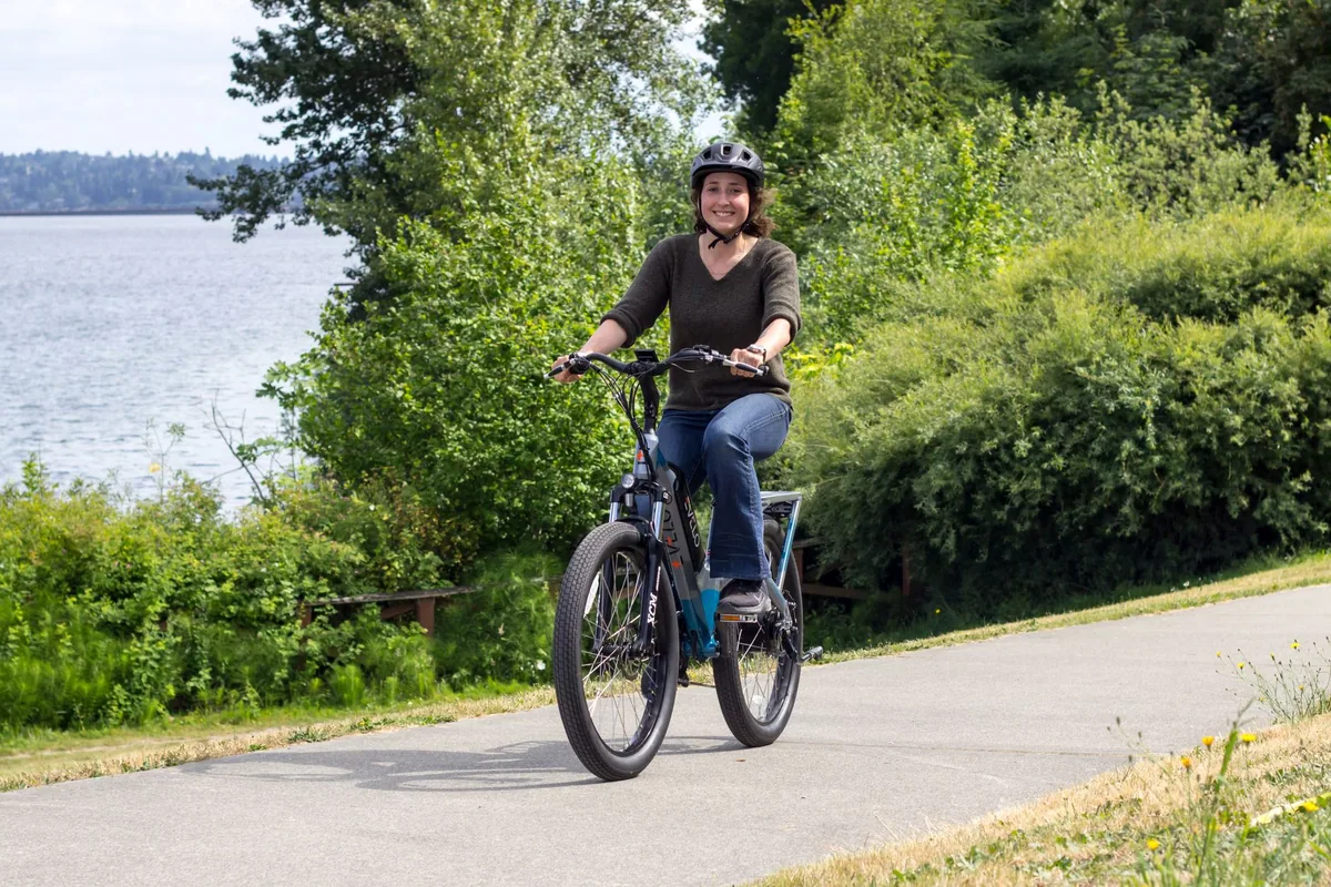 Bicicleta, equipaje y productos de exterior en un calendario estacional